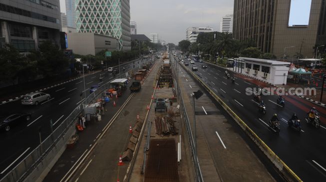 Suasana pembangunan proyek MRT Fase II Bundaran HI-Harmoni di Jalan M.H Thamrin, Jakarta, Selasa (16/2/2021). [Suara.com/Angga Budhiyanto]