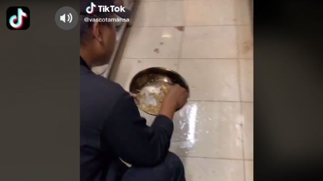 Viral Pegawai Restoran Makan Nasi yang Tersisa di Wajan, Publik Terharu