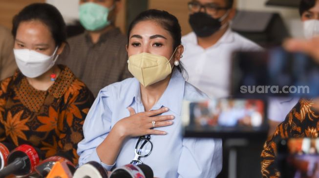 Penyanyi Nindy Ayunda memberikan pernyataan saat menggelar konferensi pers usai memenuhi panggilan Komnas Perempuan terkait laporan dugaan KDRT yang diterimanya oleh sang suami, Askara Parasady Harsono di Kantor Komnas Perempuan, Jakarta Pusat, Selasa (16/2/2021). [Suara.com/Alfian Winanto]