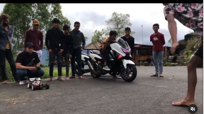 Yamaha NMAX adu balap dengan mobil RC (Instagram)