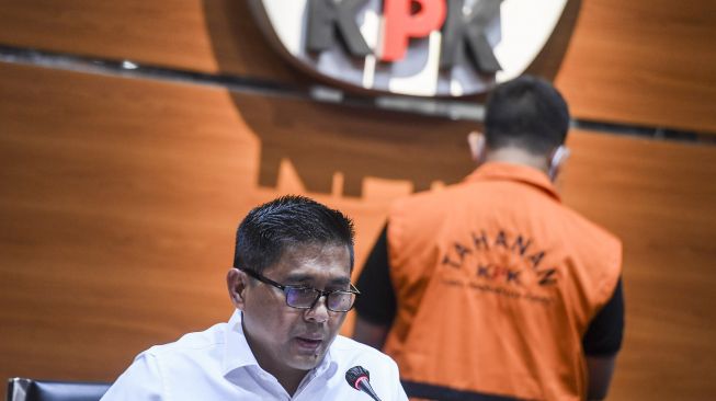 Deputi Penindakan KPK Karyoto memberikan keterangan saat konferensi pers penetapan tersangka dan penahanan Bupati Muara Enim Juarsah di gedung KPK, Jakarta, Senin (15/2/2021). [ANTARA FOTO/Hafidz Mubarak] 
