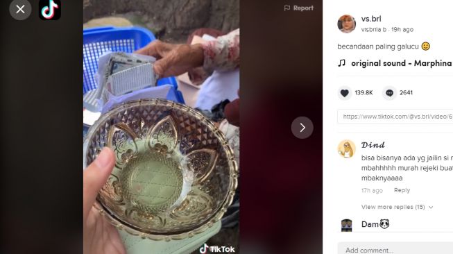 Nenek penjual mangkok ditipu pembeli. [TikTok/@vs.brl]