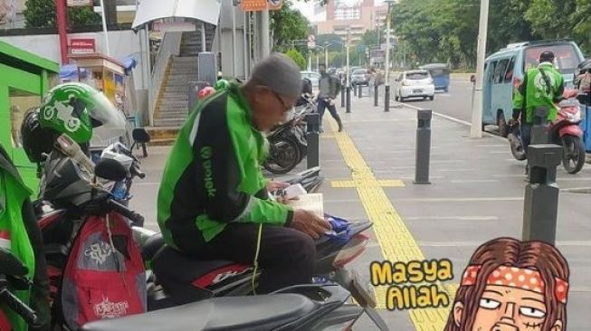 Driver Ojol Ini Tunggu Pesanan Sambil Baca Al Quran, Bikin Publik Terenyuh