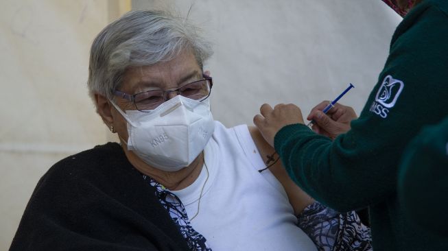 Seorang Wanita lansia menerima dosis pertama vaksin AstraZeneca untuk melawan COVID-19 di Mexico City, pada 15 Februari 2021. Claudio CRUZ / AFP