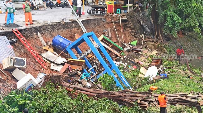 Turap Kawasan Kuliner Bekasi Longsor, 6 Warung Rusak dan 3 Pohon Tumbang