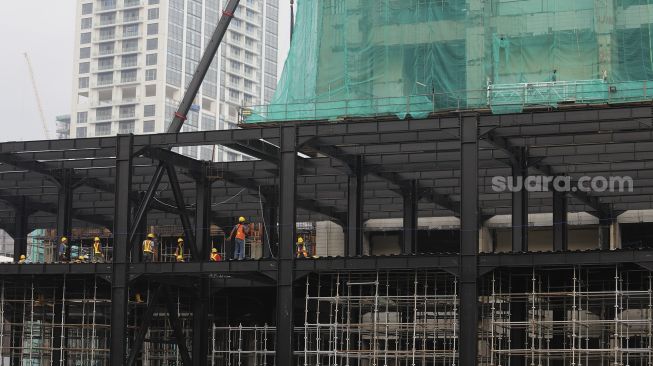 Pekerja menyelesaikan renovasi bangunan Gedung Sarinah di Jalan MH Thamrin, Jakarta, Selasa (16/2/2021). [Suara.com/Angga Budhiyanto]