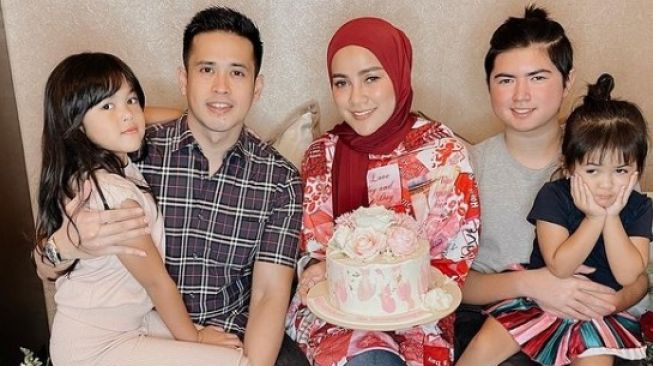 Olla Ramlan bersama keluarganya [Instagram/@ollaramlanaufar]