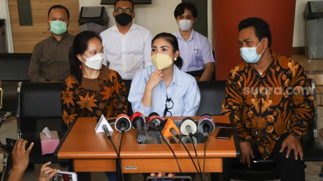 Penyanyi Nindy Ayunda saat menggelar konferensi pers usai memenuhi panggilan Komnas Perempuan terkait laporan  dugaan KDRT yang diterimanya oleh sang suami, Askara Parasady Harsono di Kantor Komnas Perempuan, Jakarta Pusat, Selasa (16/2/2021). [Suara.com/Alfian Winanto]