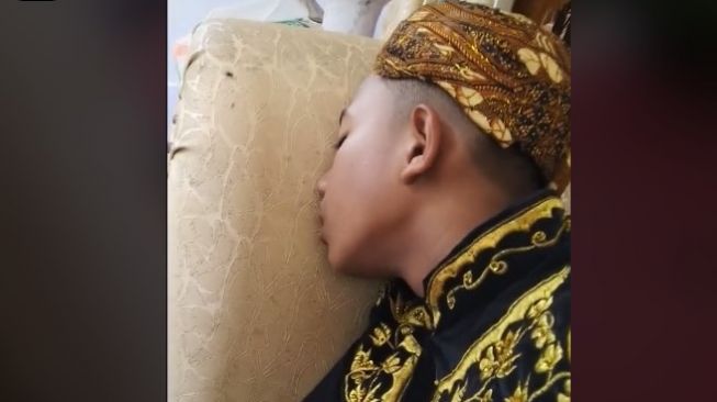 Ngakak! Dayang Nikahan Tertidur di Pelaminan, Ngiler di Samping Pengantin