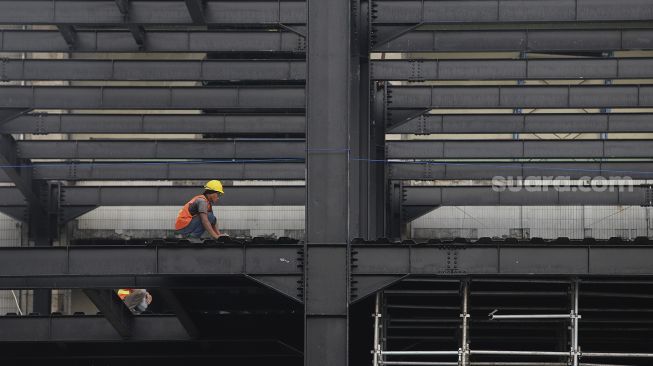 Pekerja menyelesaikan renovasi bangunan Gedung Sarinah di Jalan MH Thamrin, Jakarta, Selasa (16/2/2021). [Suara.com/Angga Budhiyanto]