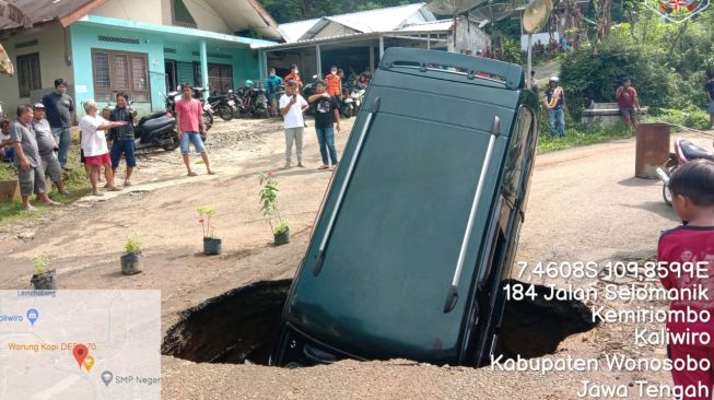 Kronologi Mobil Masuk Lubang di Wonosobo, Sopir Dengar Suara Retakan Jalan