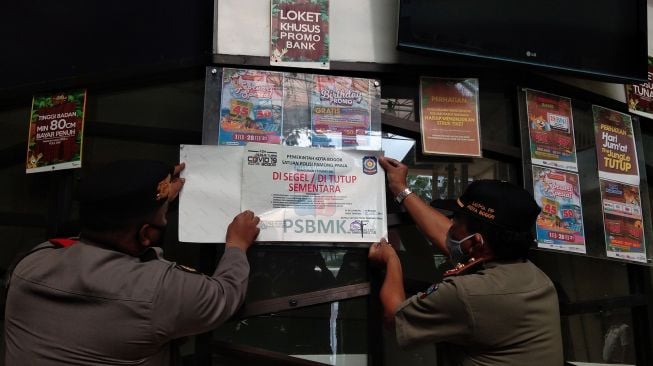 Anggota Polresta Bogor Kota bersama Satpol PP Kota Bogor melakukan penyegelan tempat wisata air The Jungle Waterpark, Bogor Nirwana Residence (BNR), Kota Bogor, Jawa Barat, Senin (15/2/2021).[ANTARA FOTO/Arif Firmansyah]