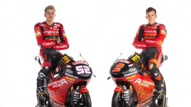 Pebalap Indonesian Racing Team Gresini Jeremy Alcoba dari Spanyol dan Gabriel Rodrigo menungganti motor baru mereka untuk musim Moto3 2021 (HO via Gresini Racing).
