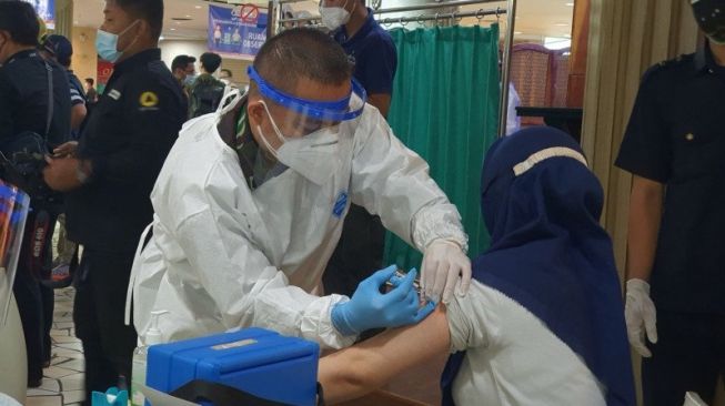 Vaksinasi Covid-19 Tahap II Riau Sasar Lansia hingga Pedagang Pasar