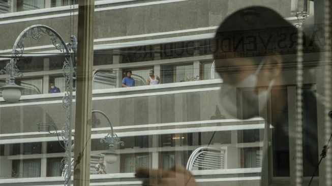 Sejumlah tamu berdiri di balkon salah satu hotel di Kota Bandung, Jawa Barat, Rabu (17/2/2021). ANTARA FOTO/Novrian Arbi
