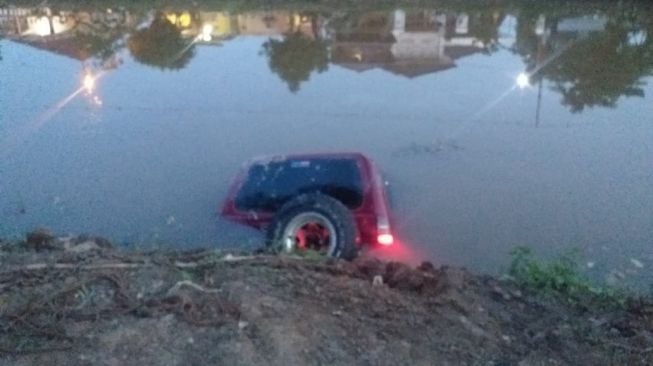 Mobil terjun ke Sungai Jakabaring, Palembang [Sumselupdate]