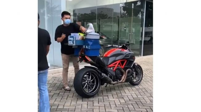 Tukang siomay menggunakan Ducati Diavel sebagai armada jajakan siomay-nya (Instagram)