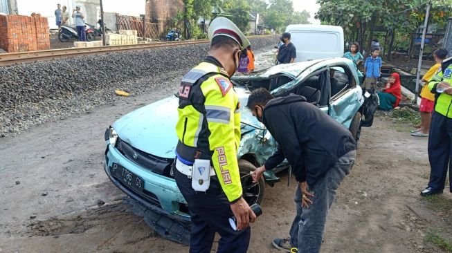 Mukjizat! 3 Orang Selamat Dari Insiden Tabrakan Kereta vs Mobil di Sidoarjo