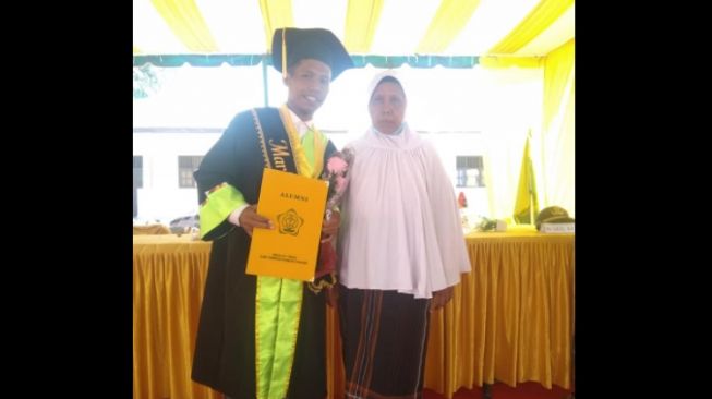 Bikin Haru! Ibu Ini Tanpa Alas Kaki saat hadiri Anaknya Wisuda