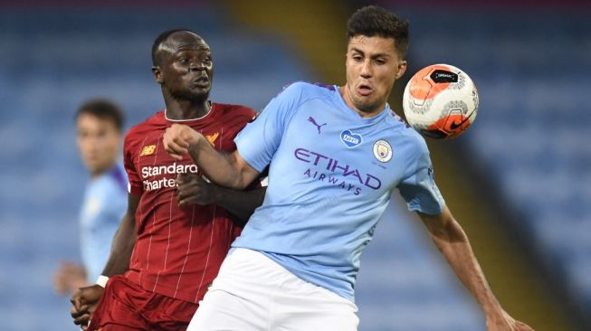 Gelandang jangkar Manchester City, Rodri (kanan). [PETER POWELL / POOL / AFP]