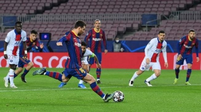 Kapten Barcelona Lionel Messi menjebol gawang PSG lewat titik penalti di leg pertama babak 16 besar Liga Champions yang berlangsung di Camp Nou, Rabu (17/2/2021). [AFP]
