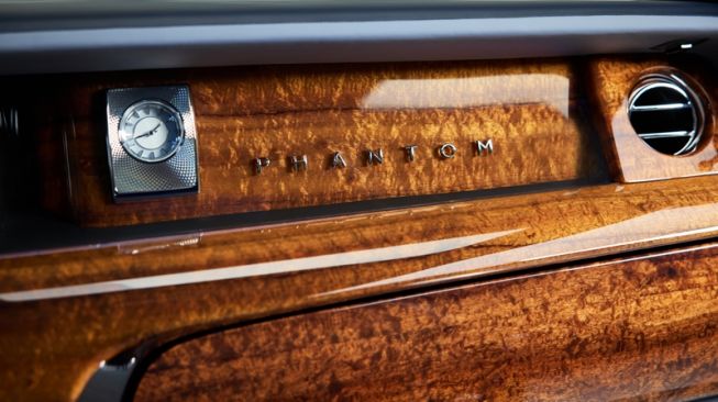 Eloknya kayu Koa pada dashboard Rolls-Royce Koa Phantom [Rolls-Royce Motor Cars].