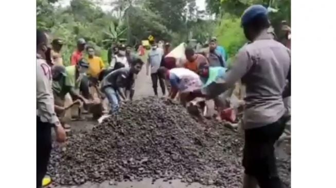 Cara Unik Polisi Bikin Warga yang Tambal Jalan Longsor Jadi Makin Semangat