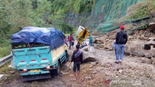 Longsor Tutup Jalan Penghubung Cianjur-Bandung