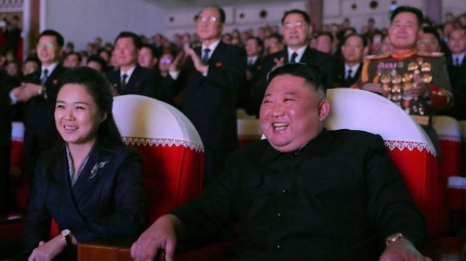 Kim Jong Un dan istrinya, Ri Sol Ju yang muncul pertama kali setelah setahun menghilang. (AFP / KCNA VIA KNS)