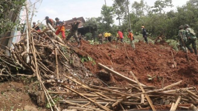 Curug Cigentis Karawang Longsor, Tak Ada Korban Jiwa