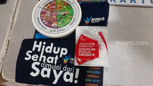 Bingkisan untuk pedagang Pasar Tanah Abang yang sudah divaksin covid-19. (Suara.com/Yaumal)