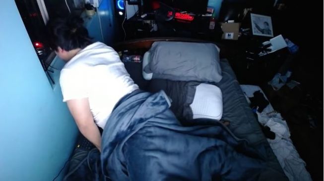 Viral Pria Dibayar untuk Tidur dan Diganggu (youtube.com/Asian Andy)