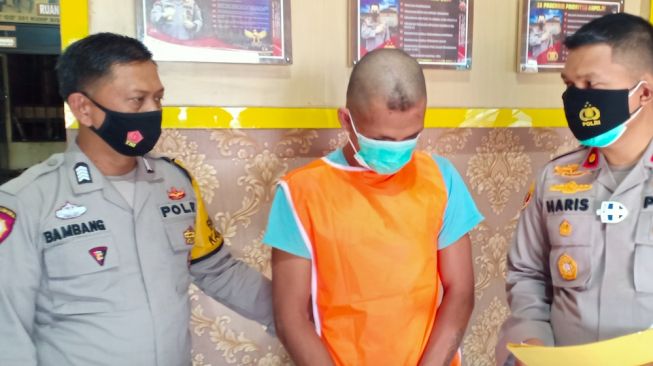 Pelaku Muhammad Jumro (26) saat diamankan di Polsek [Andika/suara.com]