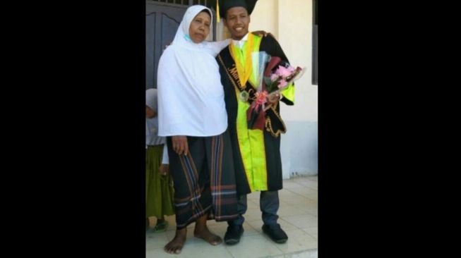 Ibu hadiri wisuda anaknya (Facebook)