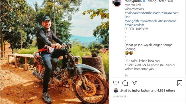 Robby Purba pose bersama motor bebek modifikasi yang penuh lumpur (Instagram)