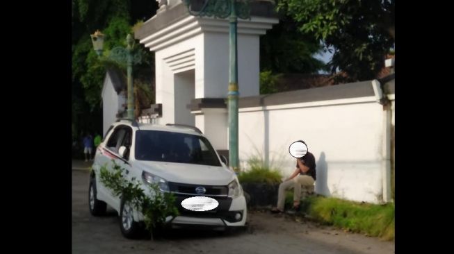 Kecelakaan Daihatsu Terios terlihat aneh di mata warganet, posisi ban jadi sorotan (Facebook)