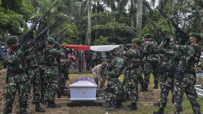 Prajurit Batalyon Infanteri 406/Candra Kusuma menggelar upacara pemakaman secara militer bagi Anggota Yonif 400/BR Pratu Anumerta Ginanjar Arianda di Taman Makam Pahlawan (TMP) Kusuma Bangsa, Kota Banjar, Jawa Barat, Rabu (17/2/2021).  ANTARA FOTO/Adeng Bustomi