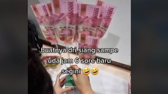 Viral Prank Minta Pacar Bantu Bikin Buket Uang, Berakhir Tangis Haru