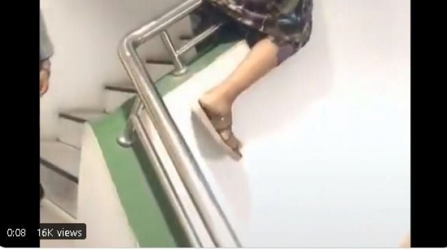 Viral Cewek Pakai Rok Perosotan di Railing Tangga, Warganet Dibikin Ngilu