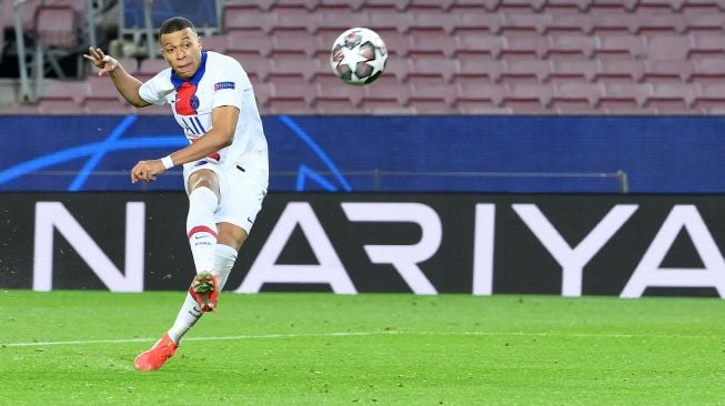 Penyerang Paris Saint-Germain Kylian Mbappe mencetak gol selama pertandingan leg pertama babak 16 besar Liga Champions antara Barcelona melawan Paris Saint-Germain di stadion Camp Nou, Barcelona, Spanyol, Rabu (17/2) dini hari WIB. [LLUIS GENE / AFP]

