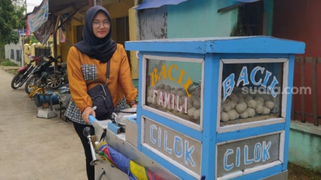 Iin Kurniasih (25), perempuan cantik pedagang cilok di Kabupaten Bandung Barat yang tengah viral di media sosial. [Suara.com/Ferrye Bangkit Rizki]