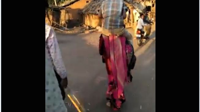 Wanita dipaksa gendong ipar sejauh 3 km (twitter/@Anurag_Dwary)