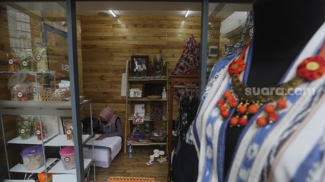 Penjual membuat pola batik tulis yang nantinya akan dijual di Kios UMKM kawasan Taman Sumenep, Jakarta, Rabu (17/2/2021). [Suara.com/Angga Budhiyanto]