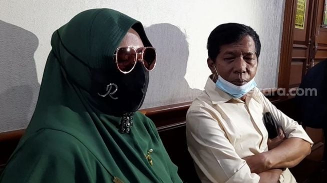 Kiwil dan istri pertama, Rohimah sebelum menjalani sidang cerai di Paengadilan Agama Jakarta Selatan, Rabu (17/2/2021). [Yuliani/Suara.com]