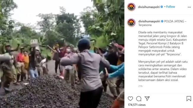 Cara polisi bikin semangat warga saat menambal jalan yang terkena bencana (Instagram)