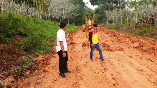 Dinas PUPR Muba Respons Laporan Jalan Rusak di Plakat Tinggi
