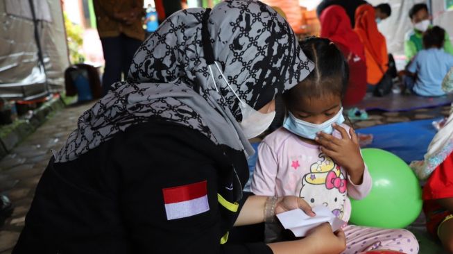 Hiburan Anak Pengungsi Bencana Tanah Longsor Nganjuk Agar Tak Jenuh