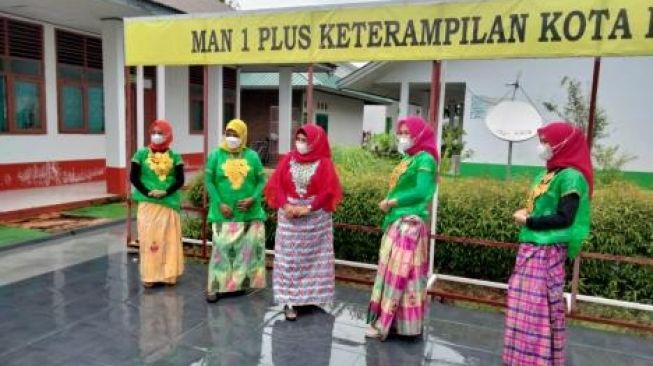 Guru dan staf MAN 1 Plus Keterampilan Kota Parepare memakai baju bodo dari bahan kantong plastik / [Kementerian Agama Sulsel]