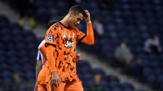 Juventus Dipecundangi Porto 1-2, Ronaldo Tertunduk Elus Kepala