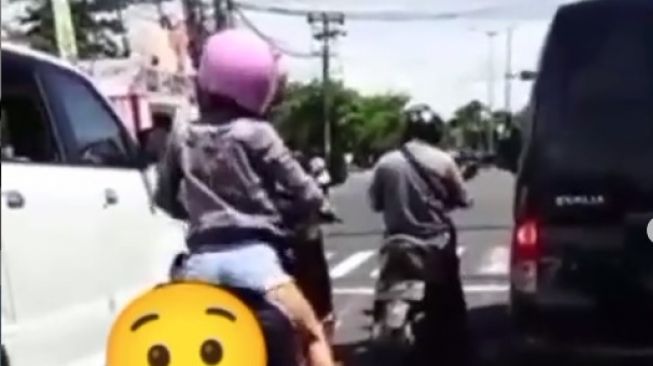 Viral, Pemotor Pakai Hotpants Pamer Goyang Bokong di Lampu Merah